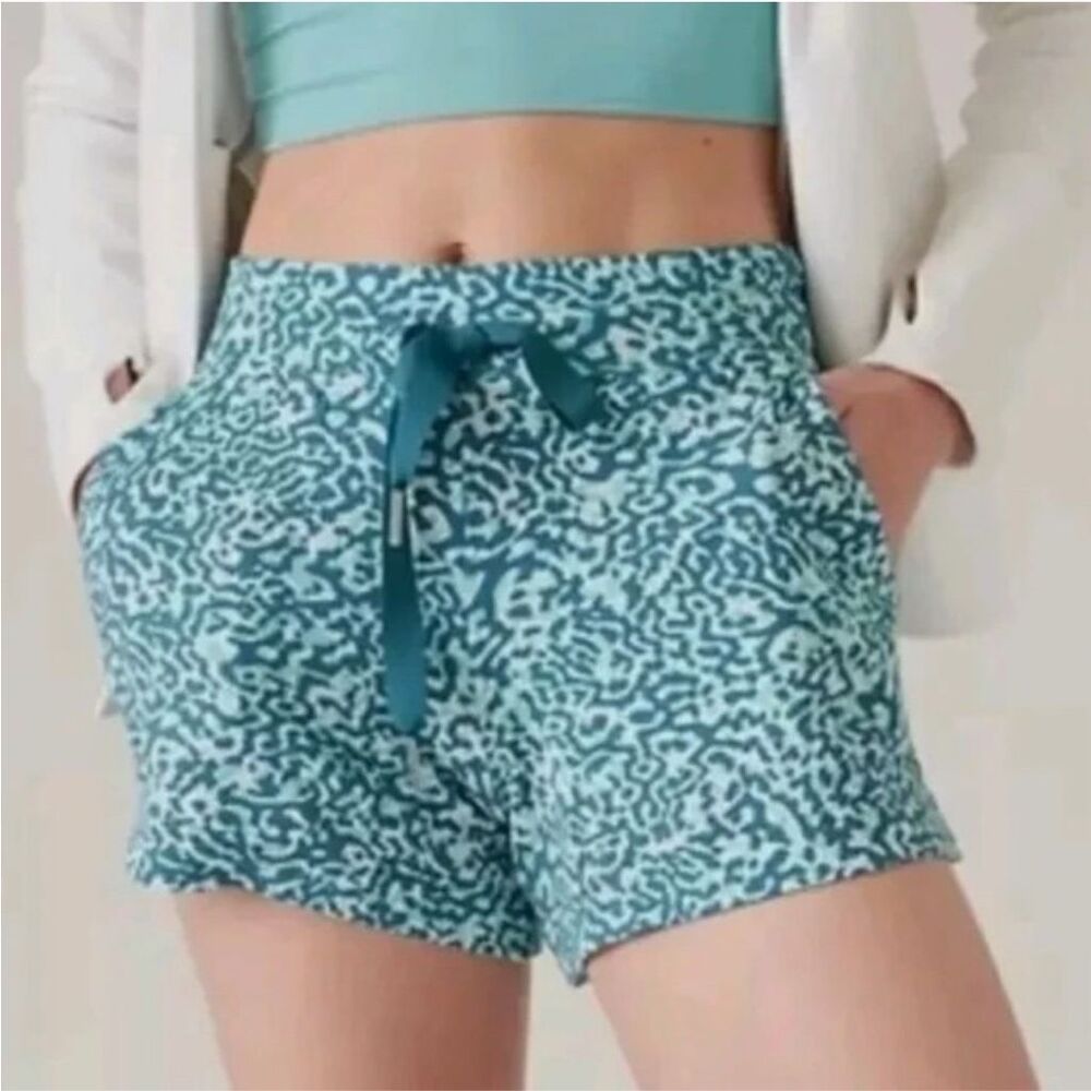 Athleta Clouded Leopard Print Blue Tie Waist 4” Balance Mini Shorts medium NEW